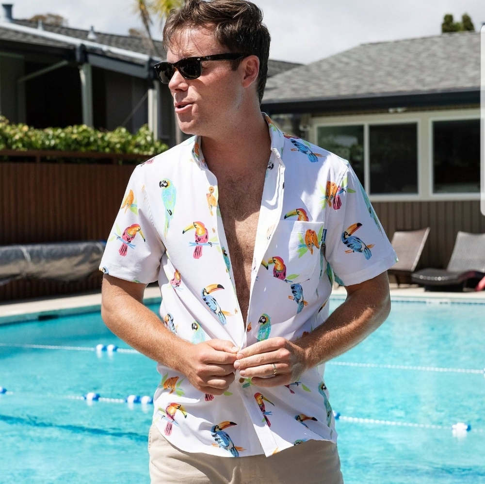 chubbies White Short-Sleeve Button-Down Shirt with Colorful Parrot Print